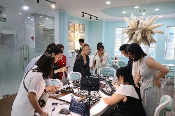 Khách hàng chọn charm ngọc phỉ thúy phối chuỗi trầm hương